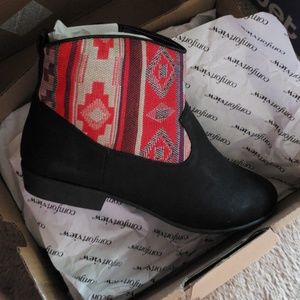 Comfort View Tribal Boots 9 1/2 BRAND NEW